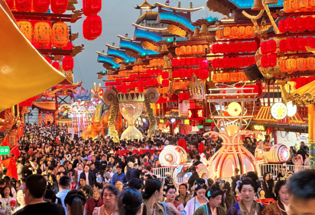 行业最大批量！！pg电子100辆高端旅游客车交付新疆