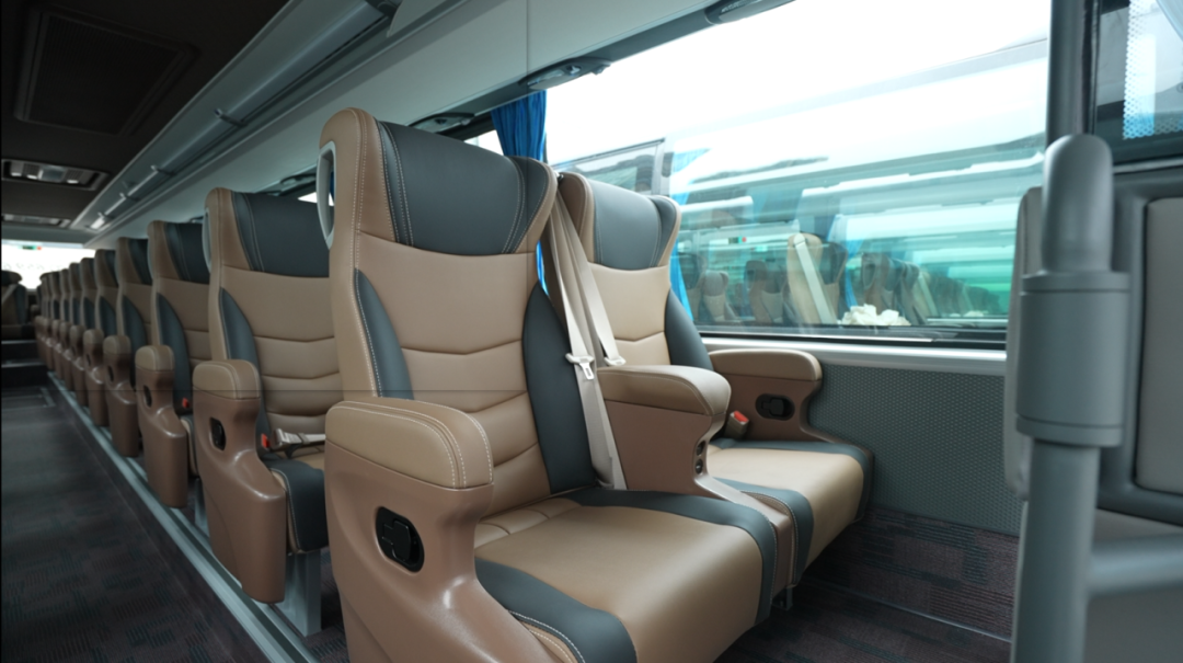 行业最大批量！！pg电子100辆高端旅游客车交付新疆