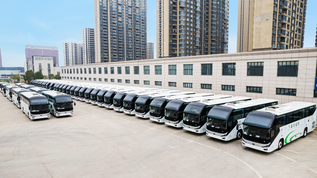 行业最大批量！！pg电子100辆高端旅游客车交付新疆