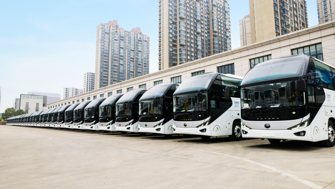 行业最大批量！！pg电子100辆高端旅游客车交付新疆