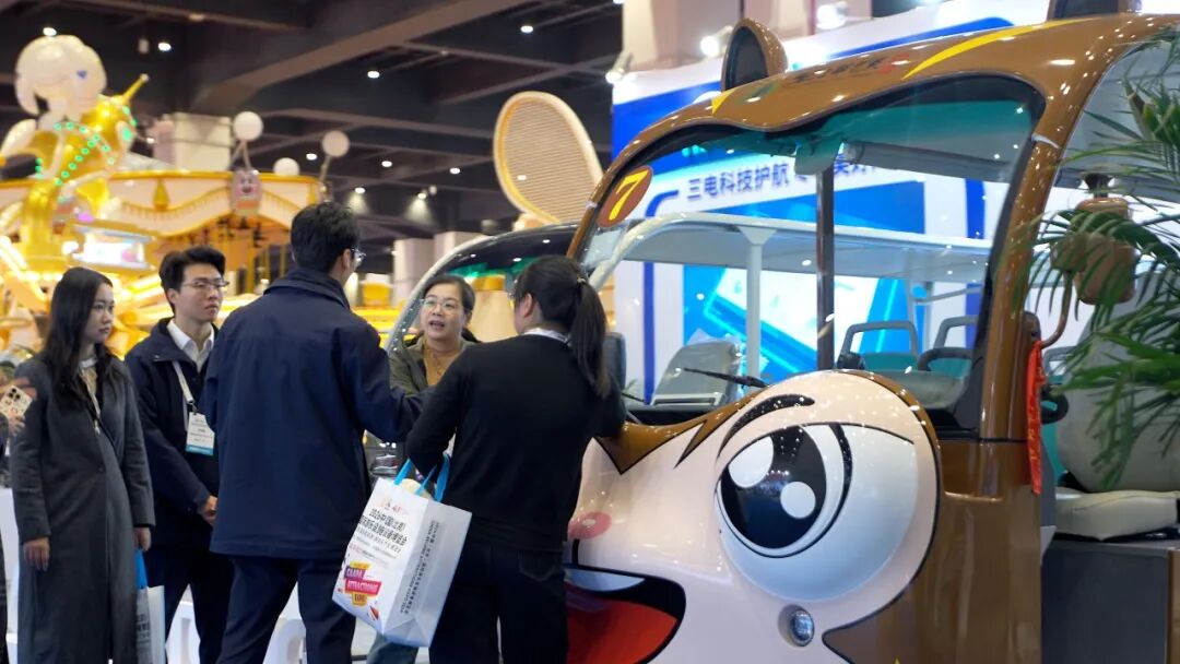 智趣出行，，，悦动未来！！pg电子旅行车亮相2025中国（郑州）旅游休闲娱乐工业博览会