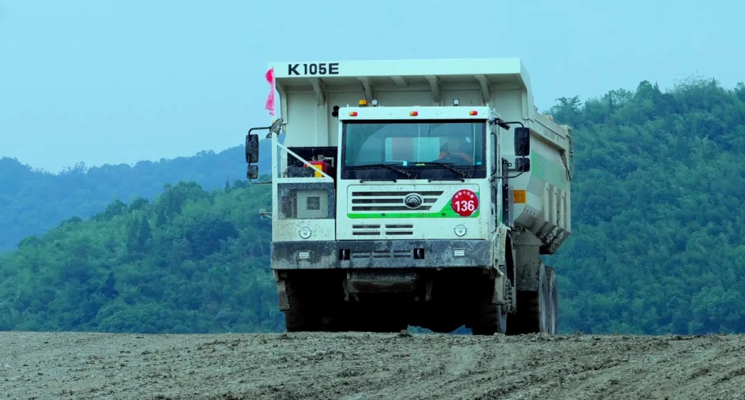 喜报！！pg电子矿卡荣膺“2025砂石装备·手艺立异标杆企业”，助力矿区高效开展！！