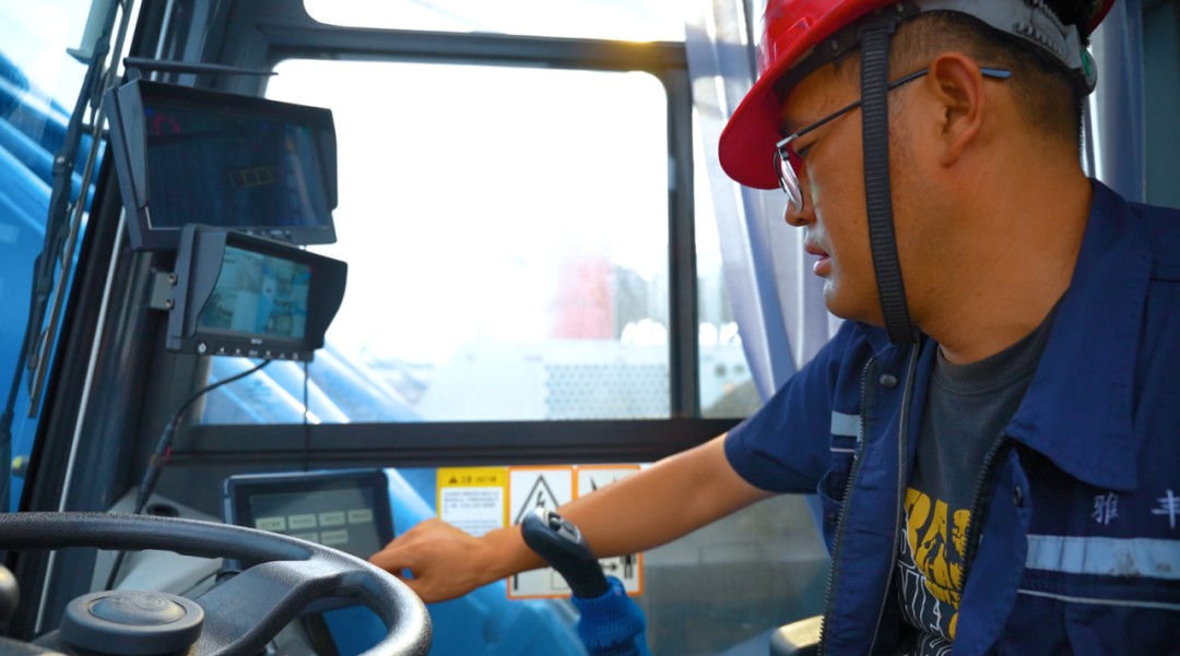 pg电子纯电动口岸轮胎起重机：以硬核三电手艺，，护航口岸绿色高效作业