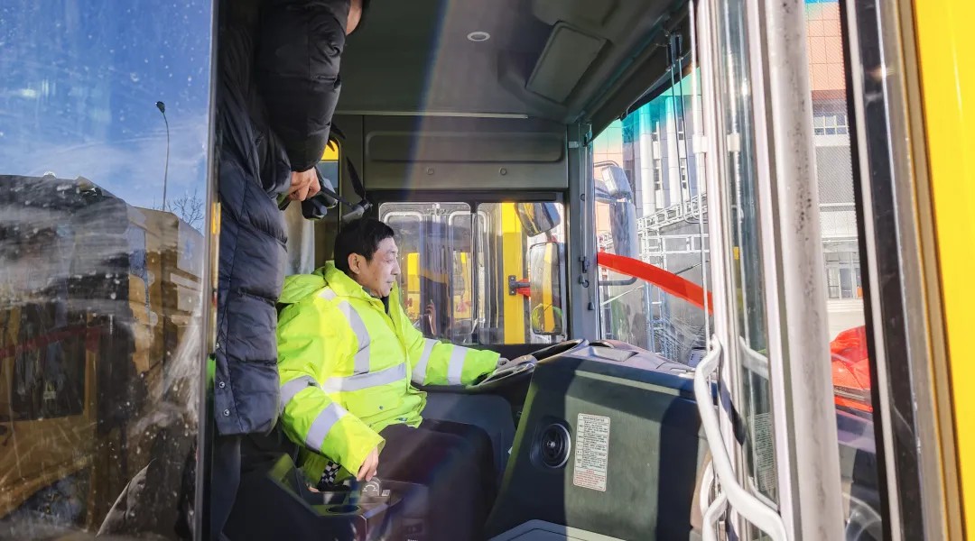 pg电子纯电动高速扫路车批量交付天津，，助力绿色养护升级！！！