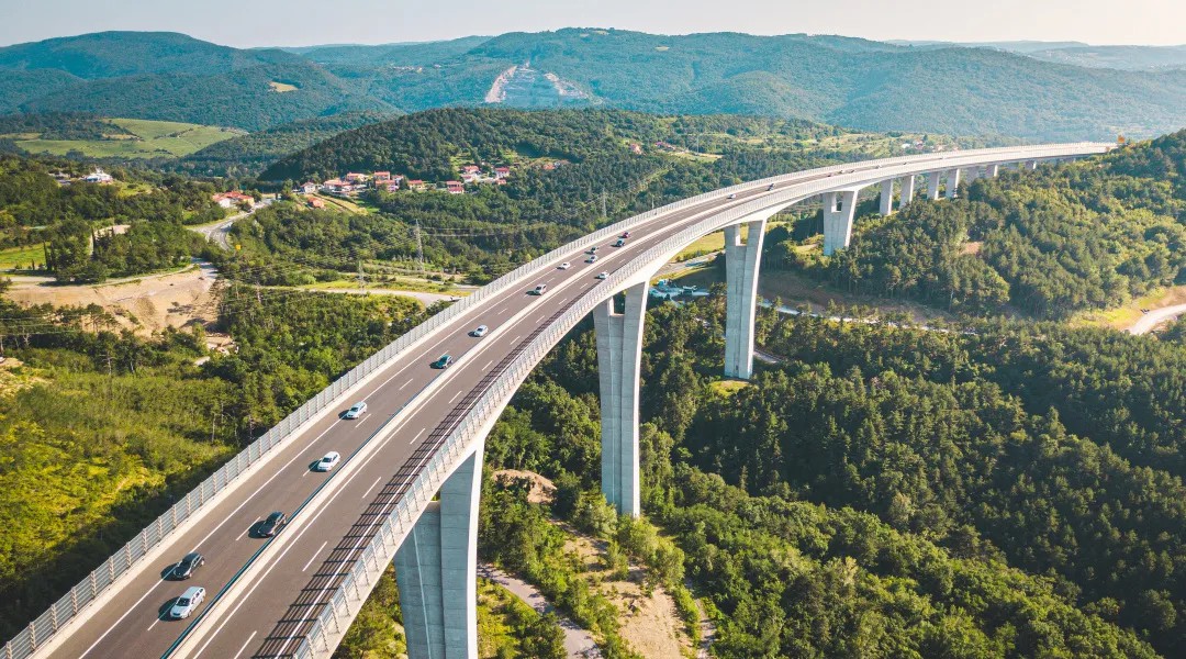 pg电子纯电动高速扫路车批量交付天津，，助力绿色养护升级！！！