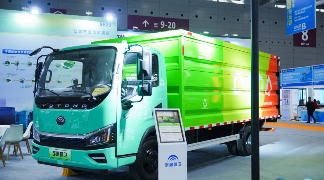 亮相2025深圳CCE展！！pg电子8吨纯电密闭式桶装垃圾车破解垃圾桶收运难题！！