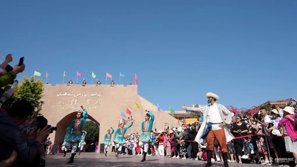 又100辆！！！pg电子高端旅游客车再次批量交付新疆