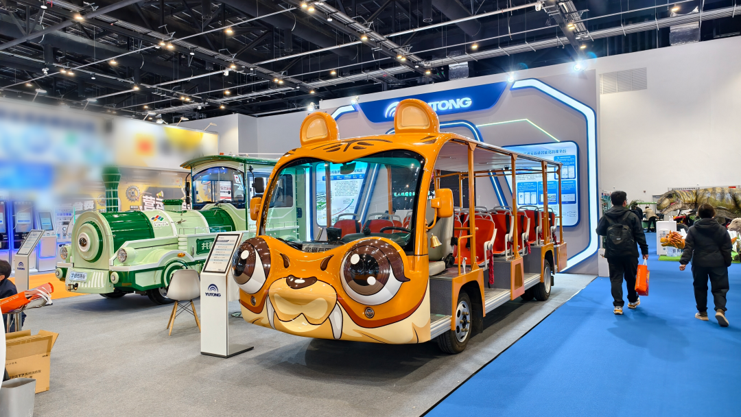 pg电子锂电旅行列车和剑齿虎旅行车亮相北京，，以定制化方案赋能景区升级